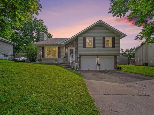 201 Cross Creek Dr, Grain Valley, MO 64029