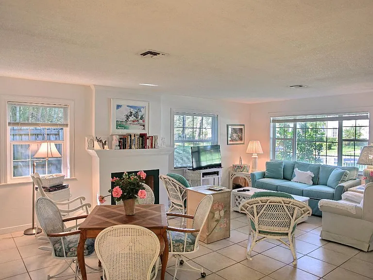 798 Bougainvillea Ln — Photo 9