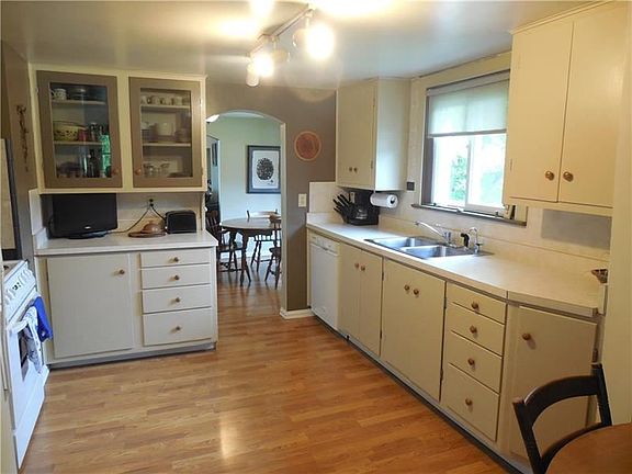 5th image of 2229 Woodbine Dr