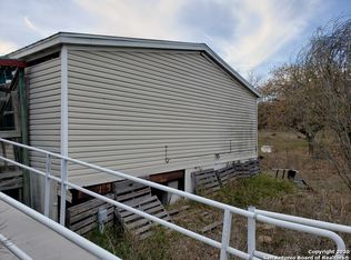 109 Mil Encinos, Adkins, TX 78101