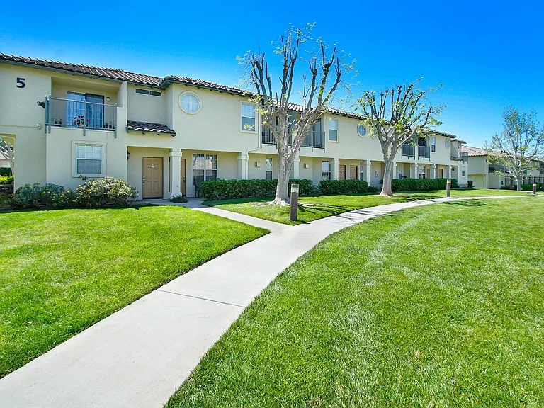 La Villa Apartments — Photo 8