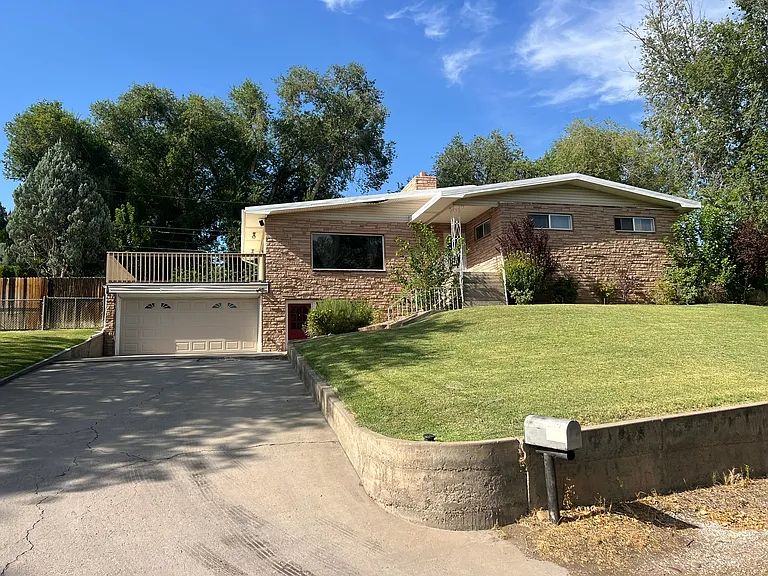 320 Lorey Dr — Photo 1