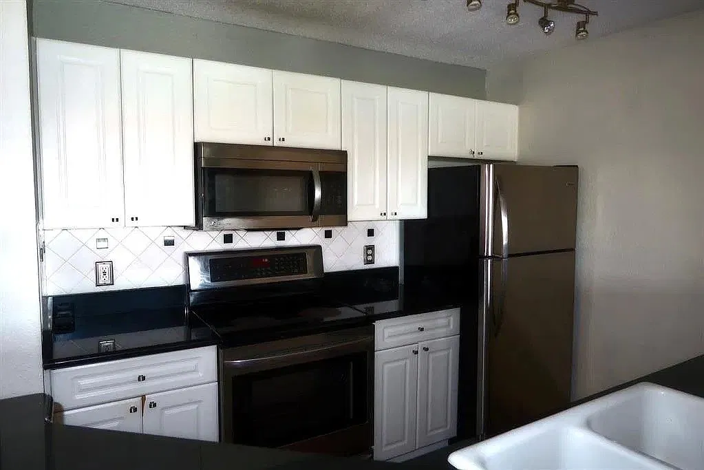1 bed, 732 sqft, $1,350 — Photo 4