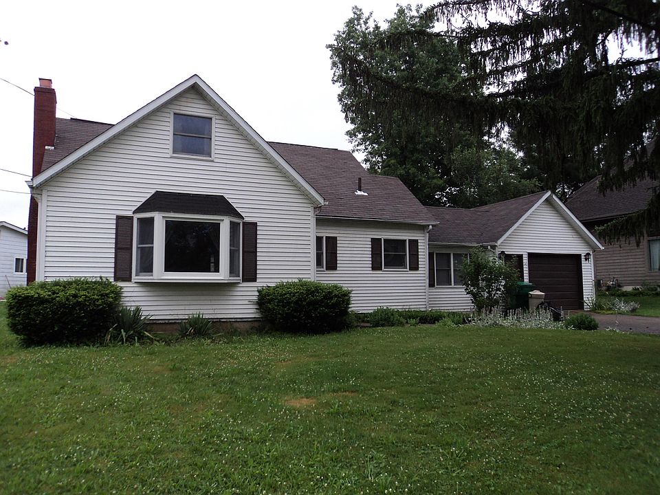 1st image of 714 E Lakeshore Dr SE