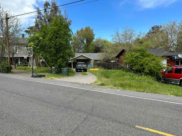 304 W Wagner St, Talent, OR 97540