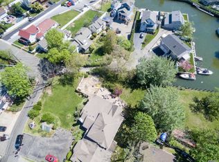 3960 John Ln, Seaford, NY 11783