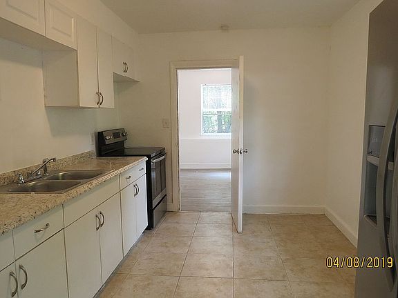4th image of 2415 SE 10th Ave