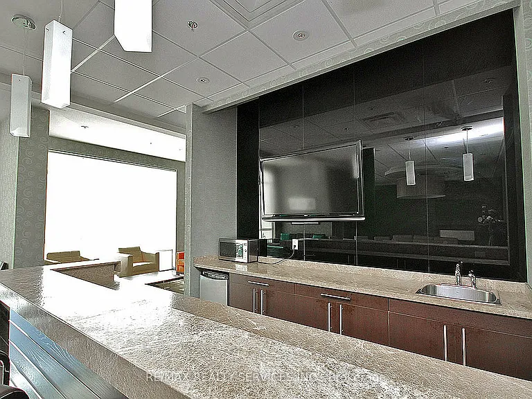 215 Queen St E #211 — Photo 32