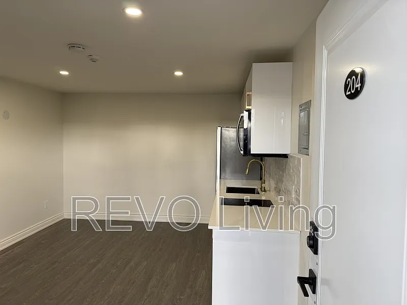 Building Photo - 7800 Lundys Ln #204