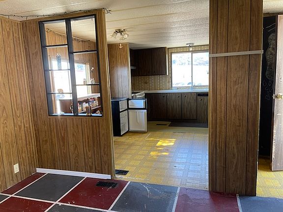 3rd image of 700 NW Crosby Ave Trailer 147