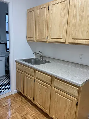 Rented by M.Grossman R.E. Management | media 25