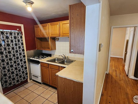 5th image of 401 Park St