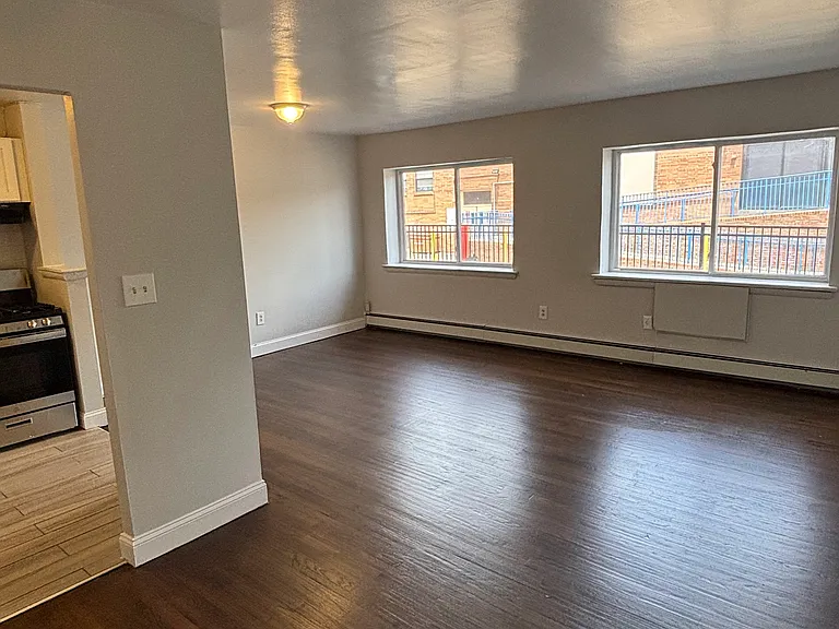 534 W 7th St #1B — Photo 5