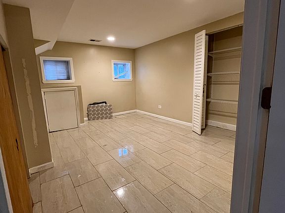3rd image of 3223 W Leland Ave