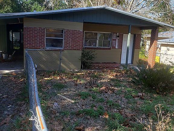 Good size fenced front yard