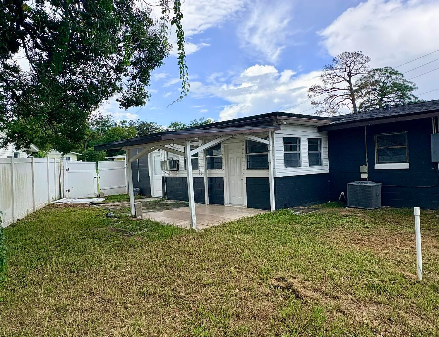 3 bed, 2.0 bath, 1184 sqft, $2,000 — Photo 2