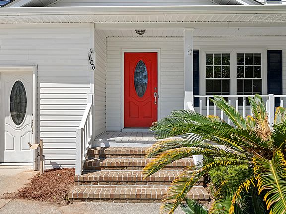 3rd image of 606 Dolphin Dr