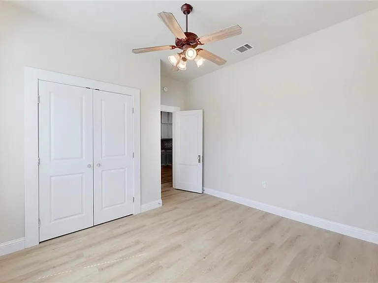 719 W 3rd St — Photo 15
