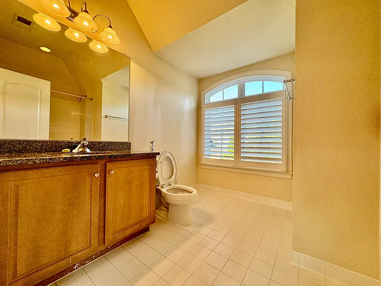 1385 Blairstone Dr — Photo 3