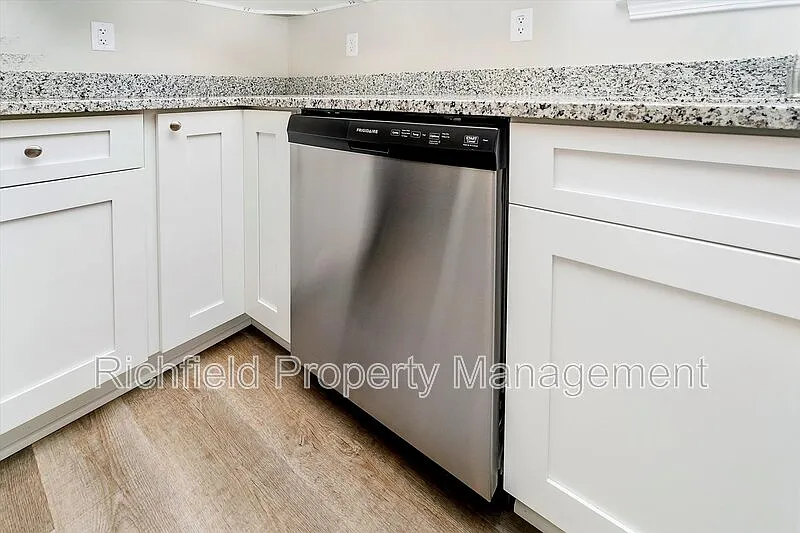 3 bed, 2.0 bath, 1350 sqft, $1,500 — Photo 4
