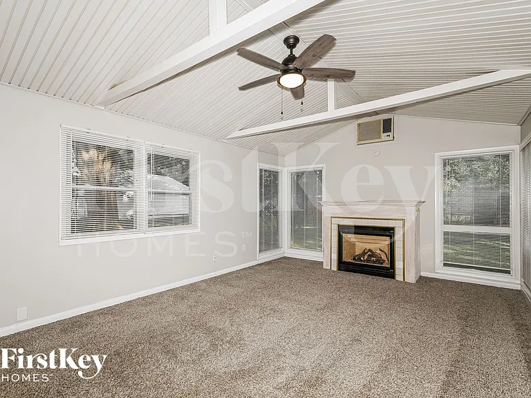 505 Vista Dr — Photo 2