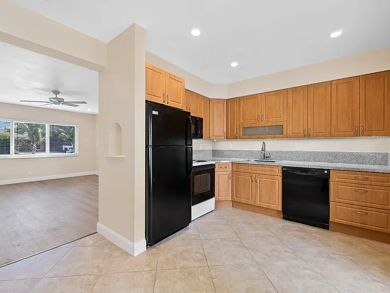 1209 NE 18th Ave — Photo 9