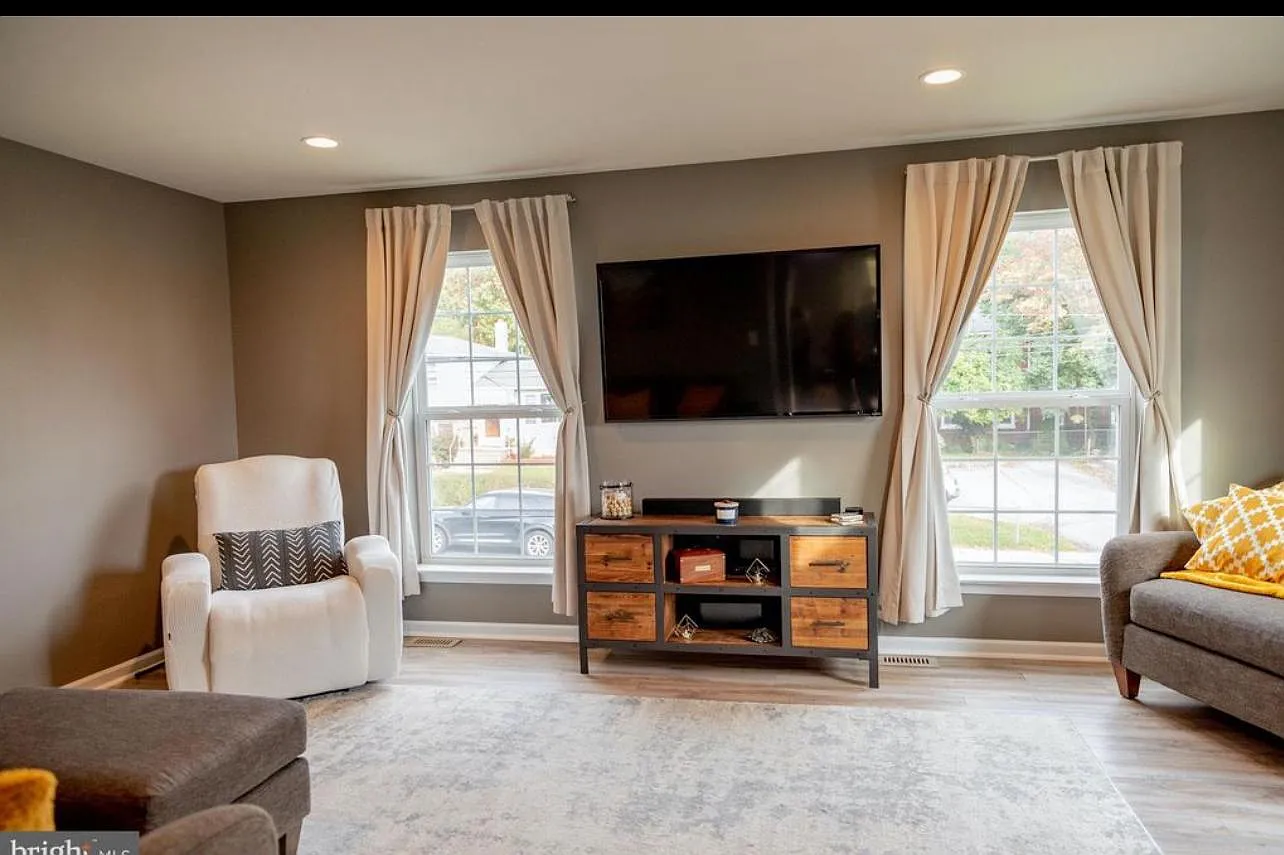 3 bed, 1824 sqft, $2,650 — Photo 2