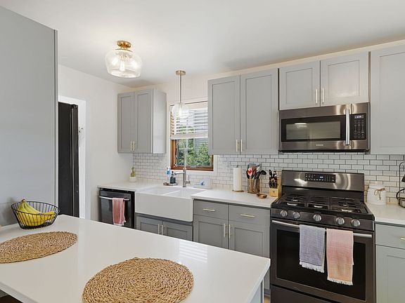 5th image of 916 Britta Ln