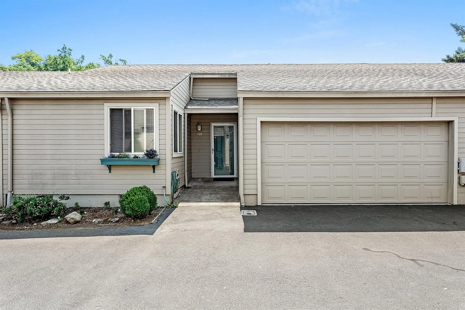 410 Village Ct photo 1