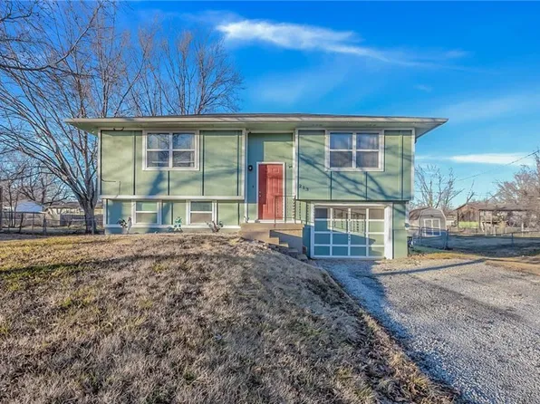 213 Cedarlane Dr, Wellsville, KS 66092