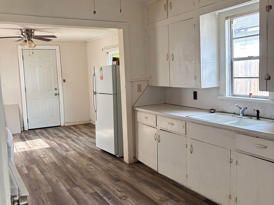 2nd image of 912 Ellen St