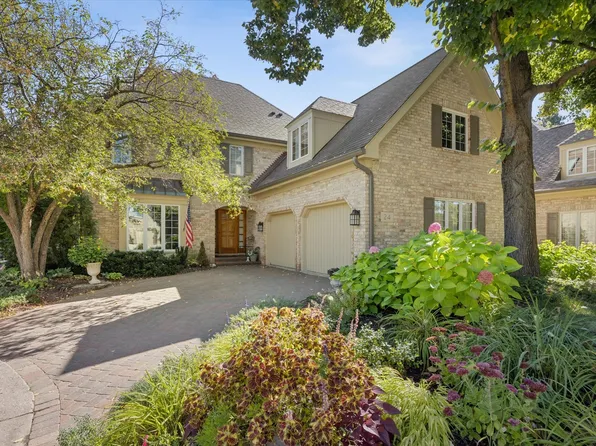 24 Tartan Lakes Ct, Westmont, IL 60559
