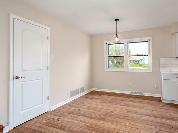 5th image of 931 Regent St
