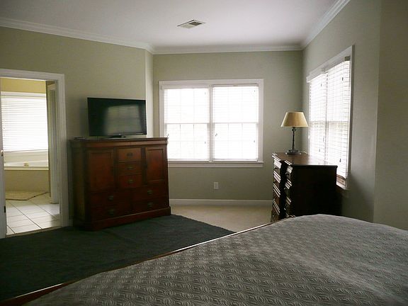 Large MBR, shower & soak tub