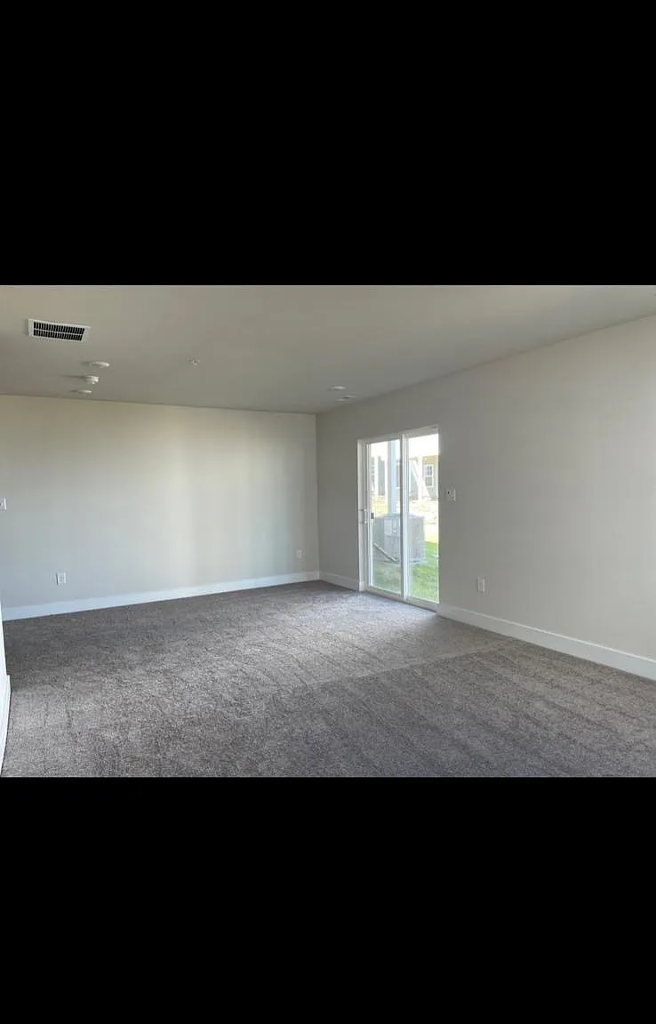 3 bed, 3001 sqft, $4,100 — Photo 3