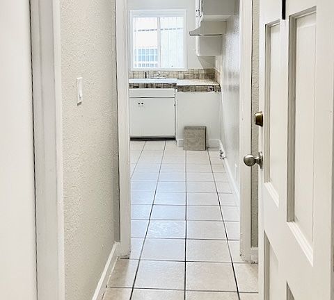 4th image of 729 E 4th St APT 1