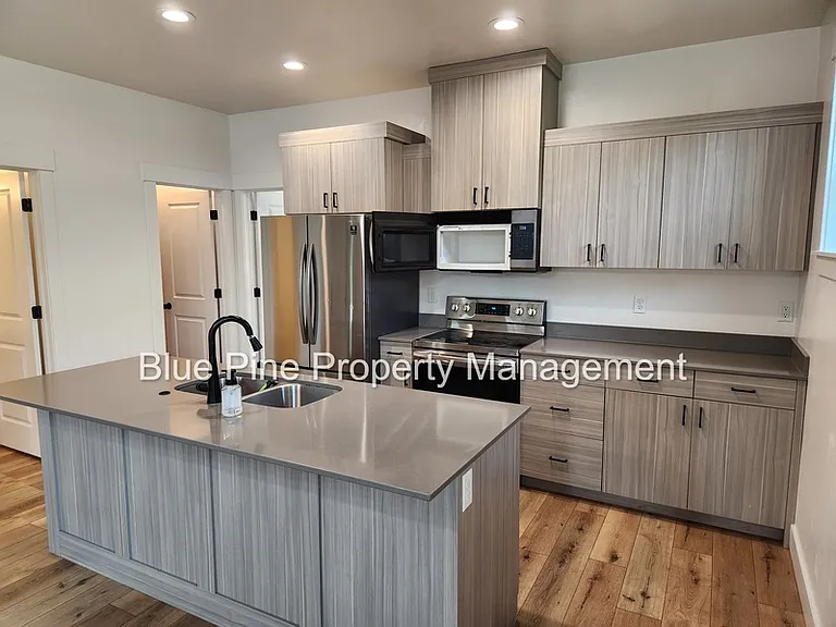 1664 S Higbee Ave — Photo 4
