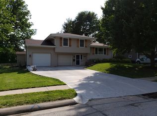 9153 Meadow Dr, Omaha, NE 68114