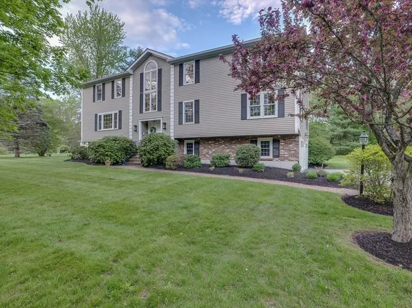 1 Radcliffe Cir, Bedford, MA 01730