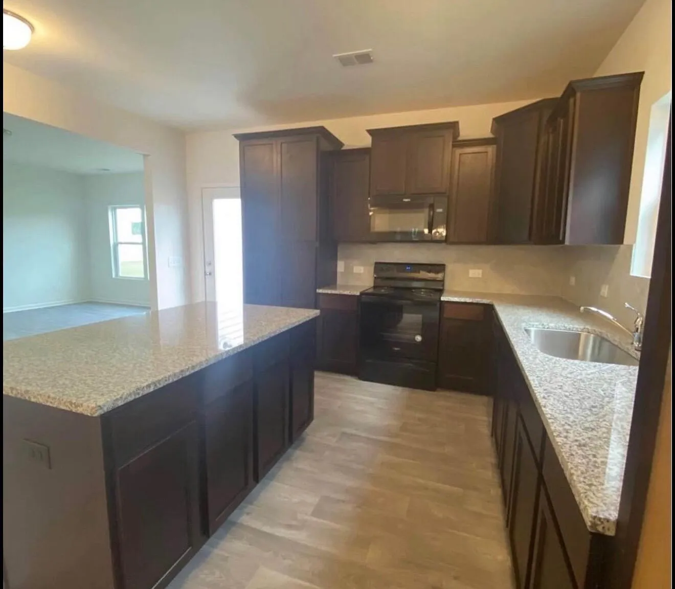 4 bed, 2.5 bath, 2300 sqft, $2,800 — Photo 3