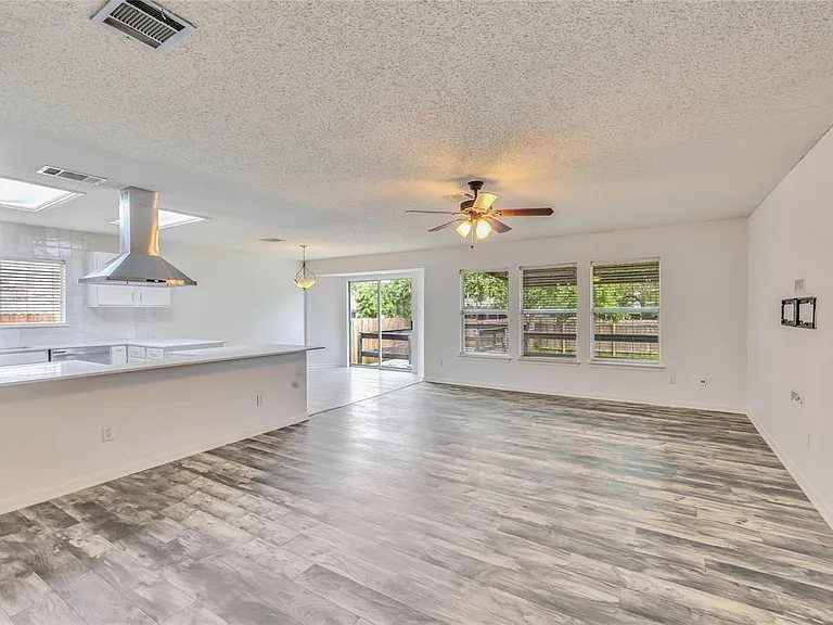 908 Dogwood Trl — Photo 4
