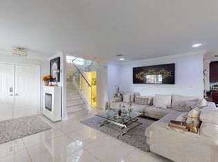 370 NE 213th St, Miami, FL 33179