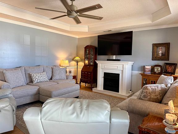 3rd image of 49 Bradford Cir