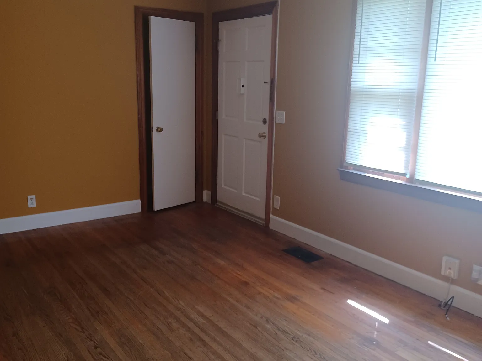 3 bed, 1000 sqft, $1,970 — Photo 2