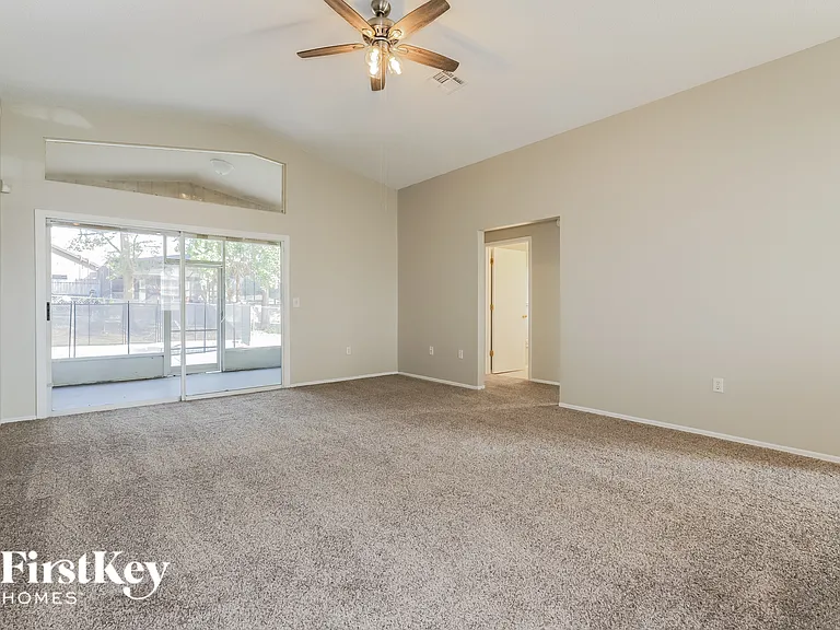 785 Hunt Dr — Photo 3