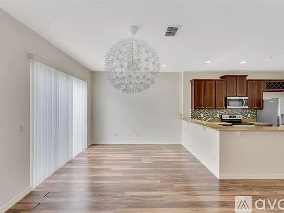 4th image of 9430 Tawnyberry St #1
