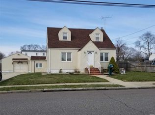 232 44th St, Lindenhurst, NY 11757