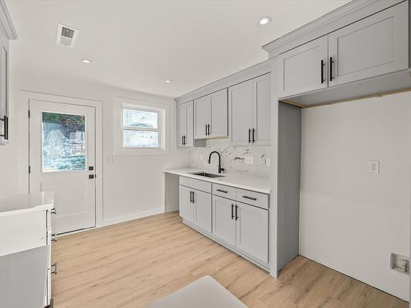 4th image of 205 Boatman St