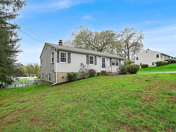 3rd image of 41 Pinewood Ln