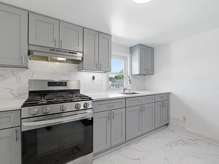 76 Schuyler Ave #2 — Photo 4